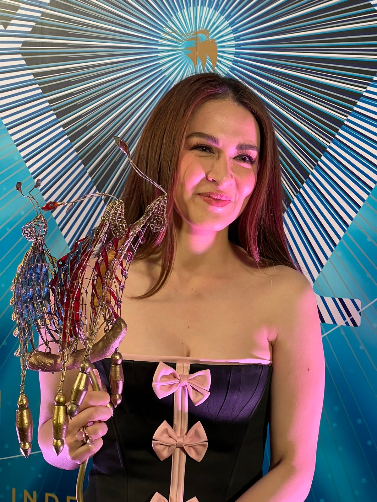 INALAY ni Marian Rivera ang kanyang panalo sa kanyang direktor, mga kasama at pamilya.